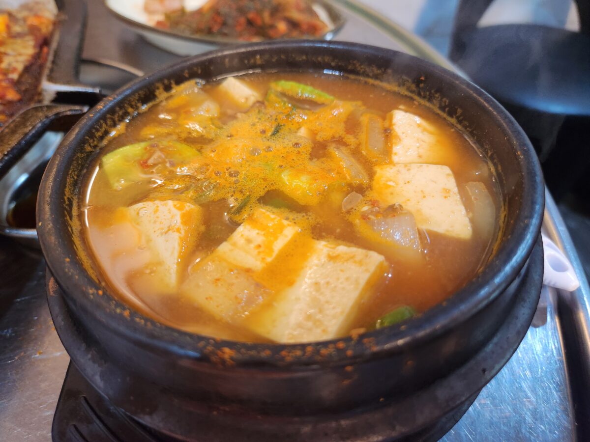 뚝배기에 담긴 뜨끈한 된장찌개.