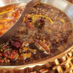 펄펄 끓고 있는 마라탕 육수.