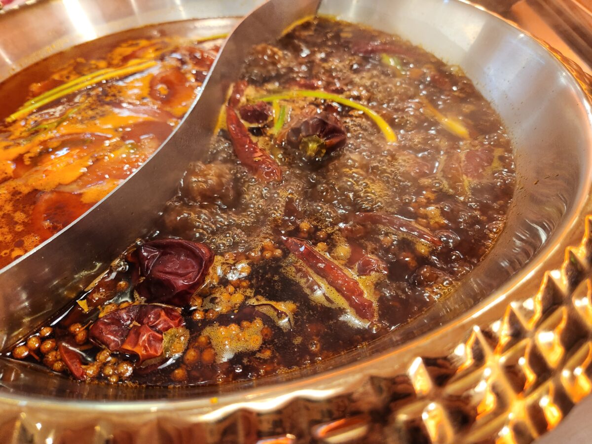 펄펄 끓고 있는 마라탕 육수.