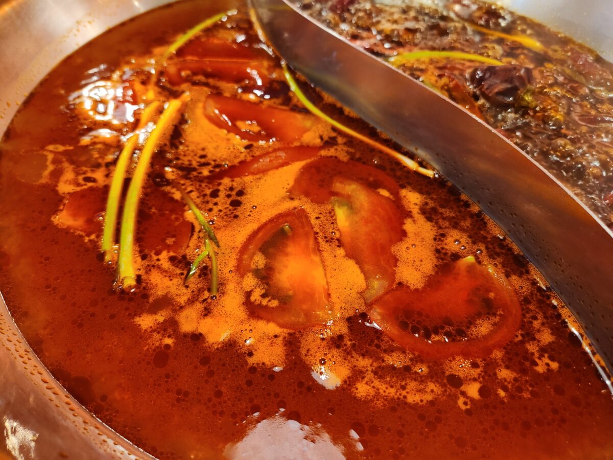 끓고 있는 토마토탕 육수.